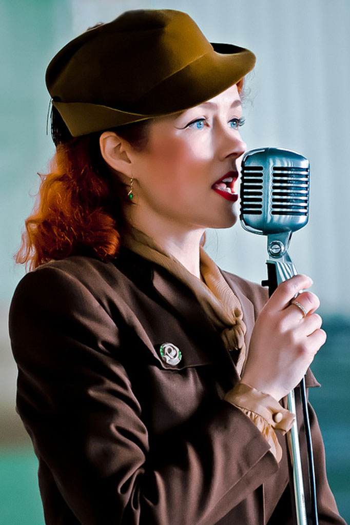 Lola Lamoor 1940s style vocalist