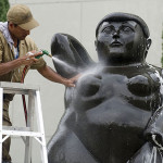 Arts-Most-Awkward-Moments--Sculpture-By-Fernardo-Botero