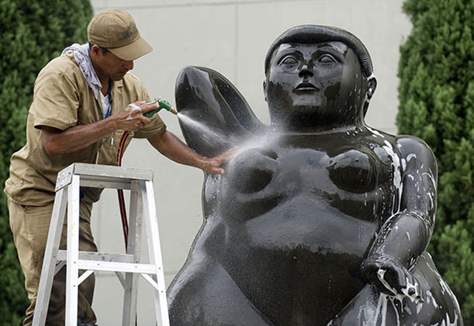 Arts-Most-Awkward-Moments--Sculpture-By-Fernardo-Botero