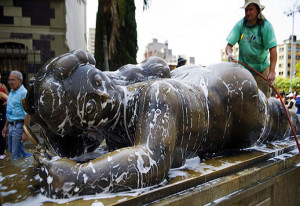 Arts-Most-Awkward-Moments--Sculpture-By-Fernardo-Botero